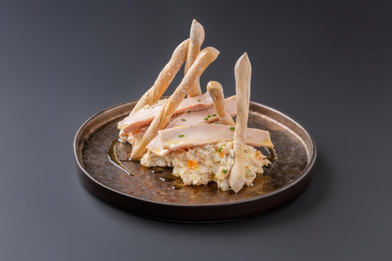 Eurostars Portico Alicante Eksteriør billede A plate of chicken and potato salad