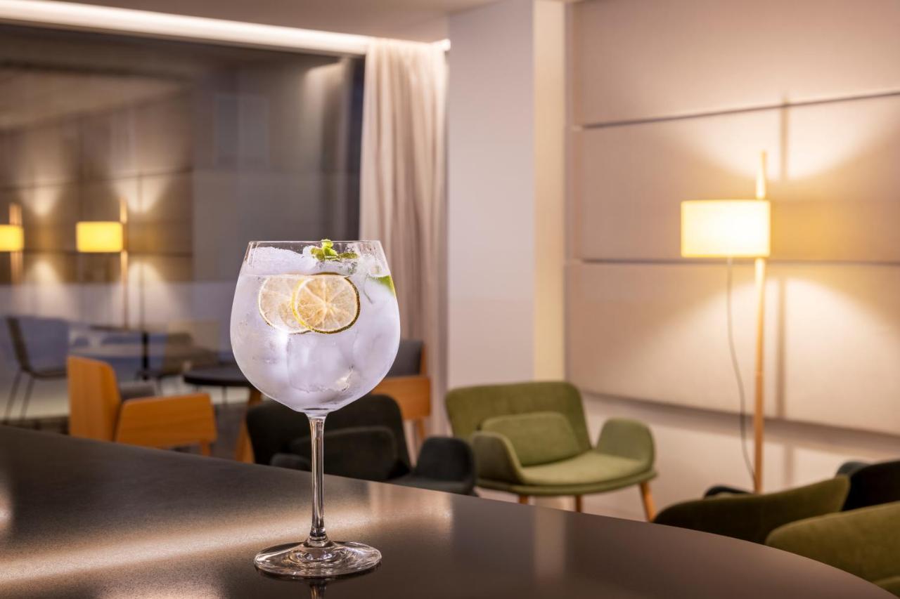 Eurostars Portico Alicante Eksteriør billede A glass of G'Vine Floraison with tonic water